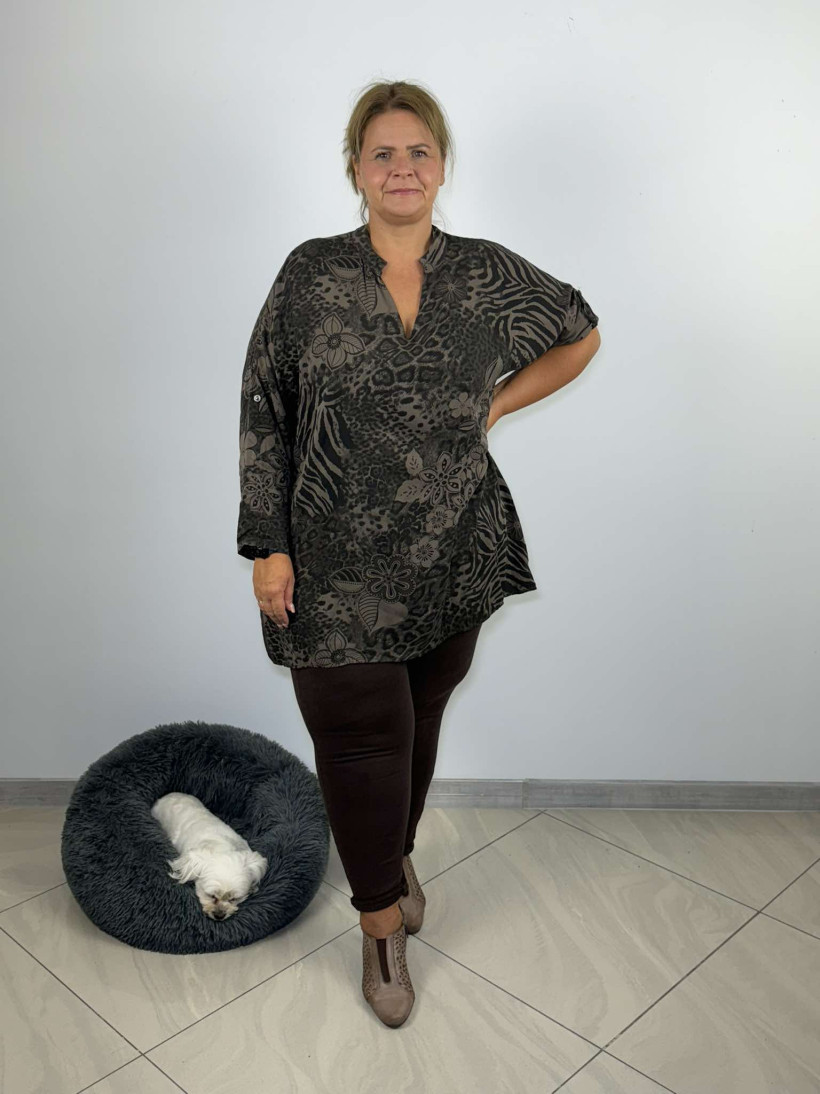 Tunika koszulowa z dekoltem v, kwiaty z panterką - Wł. - 1241 / 6609 - czekolada