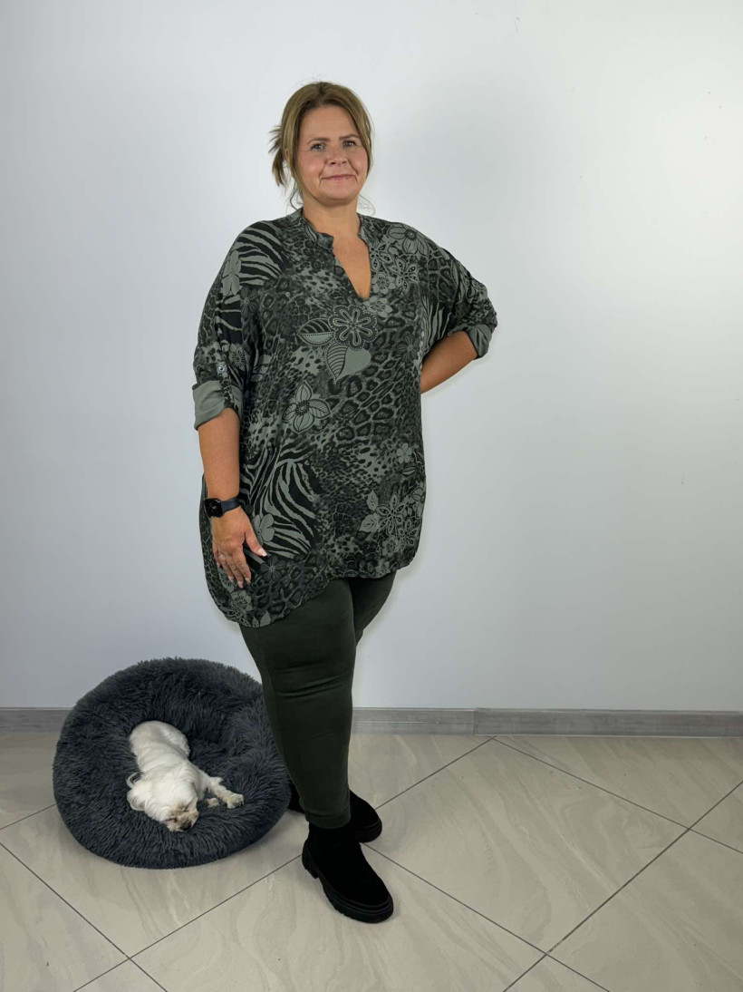 Tunika koszulowa z dekoltem v, kwiaty z panterką - Wł. - 1241 / 6609 - khaki  - promocja