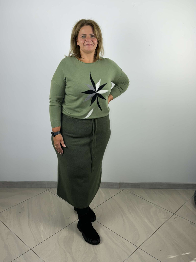 Sweter jednokolorowy - wzór wełniany kwiat - Wł. - 81320 - khaki