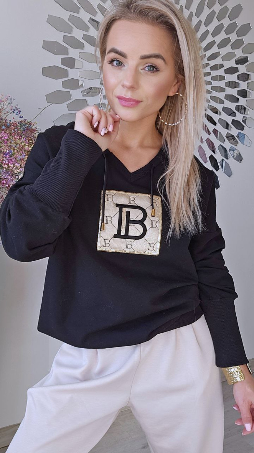 (pp) czarna dekold w serek ze sznureczkiem rekawy ze sciagaczami po srodku zloty kwadrat z literk B