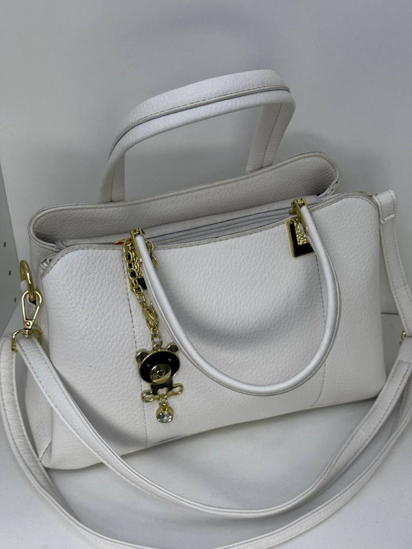 torebka biala prostokatna z cienkim paskiem i uszami z zamkiem ala klodka z zloto-czarna przywieszka misia z diamencikiem