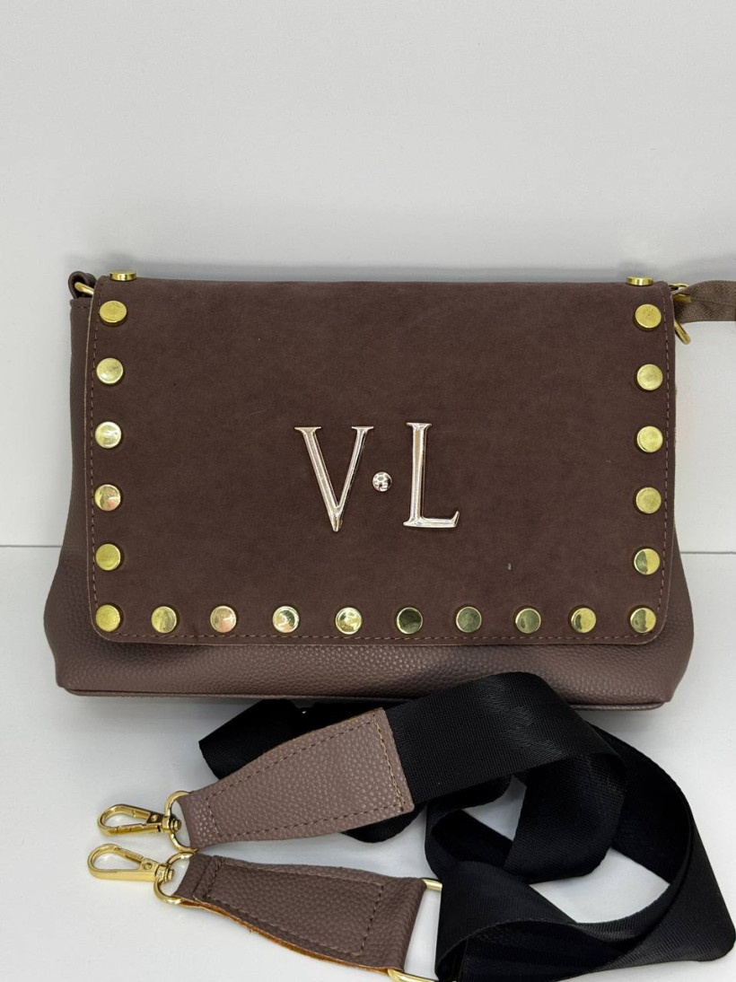 torebka prostokatna kolor fango klapa zamszowa ze zlotymi okuciami literkami LV na szerokim pasku