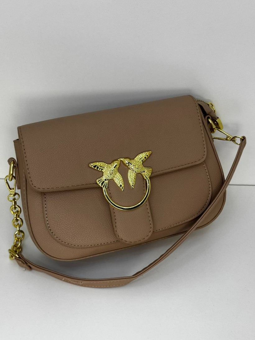 torebka prostokatna karmelowa z dwoma paskami zamykana klapa na zatrzask z przodu dwa zlote ptaszki na zlotym kolku