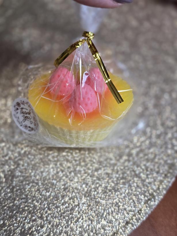 Mydelko babeczka truskawki żółta