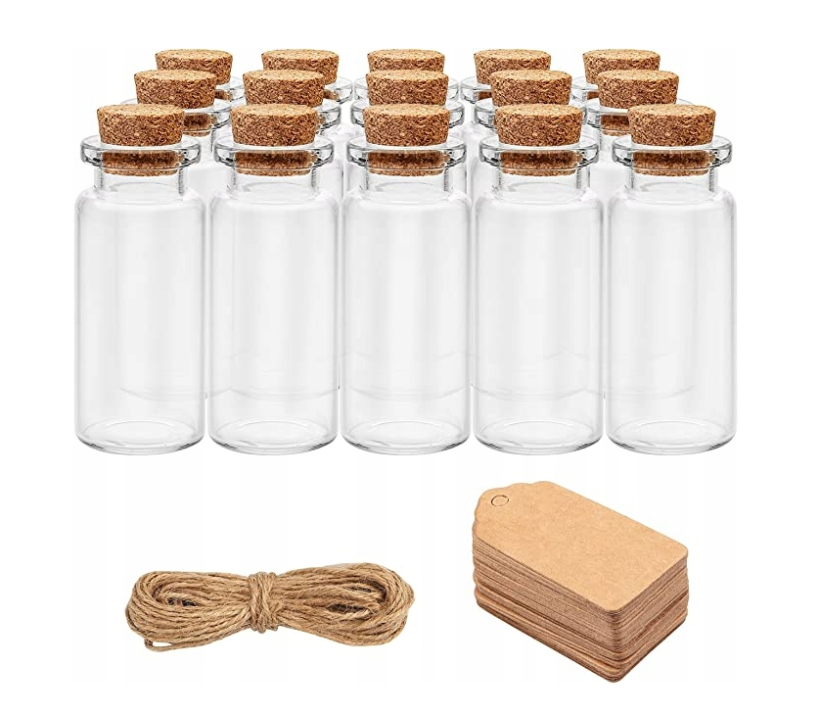 Zestaw szklanych butelek z korkami, etykietami