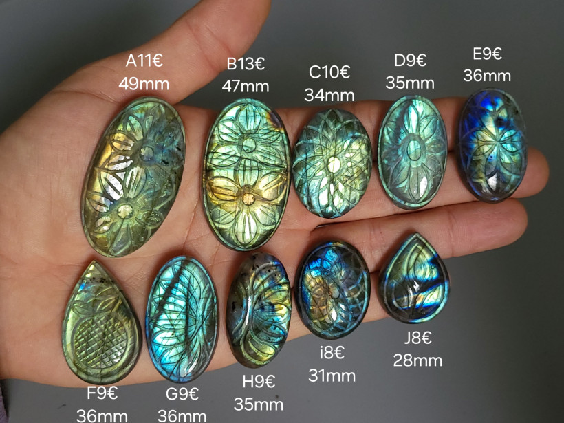Cabochon Labradorite gravé