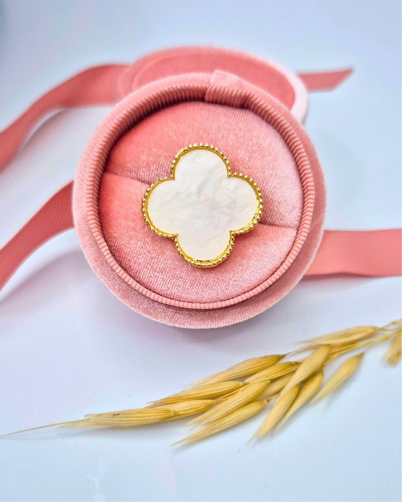 Przypinka lilijką biała