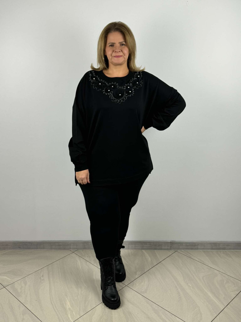 Bluza z ozdobą przy dekoldzie  - rozm. 3xl- ww - 7744 - czarna