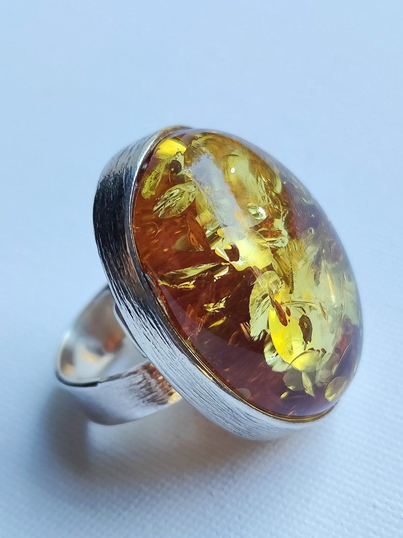 Pierścionek regulowany owalny bursztyn bałtycki z łuską P440