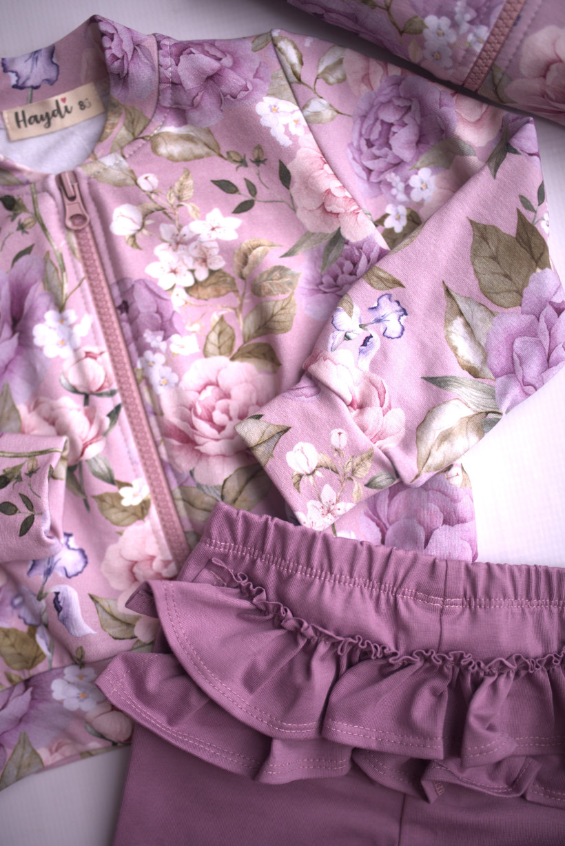 Bomberka Córka peonie na wrzosie Haydi