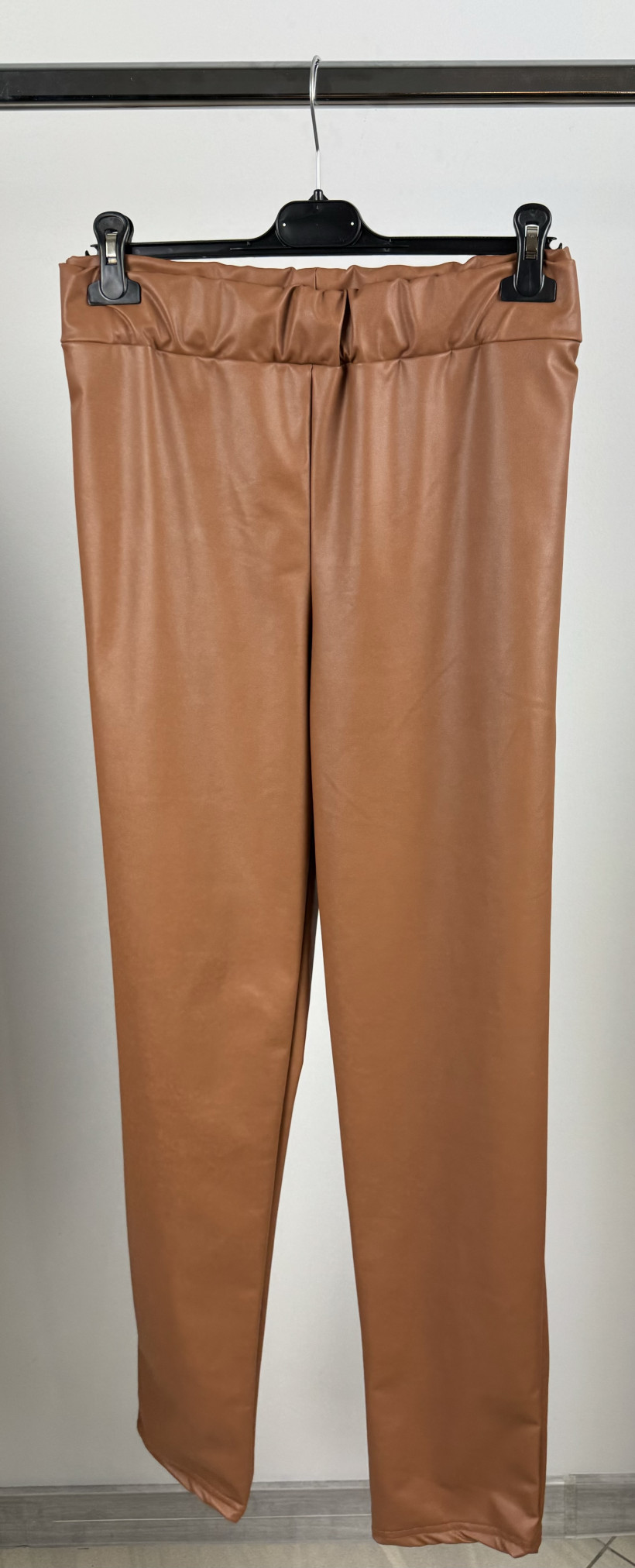 Spodnie na gumce ekoskóra gładkie - 3 - mf - 7867 - camel