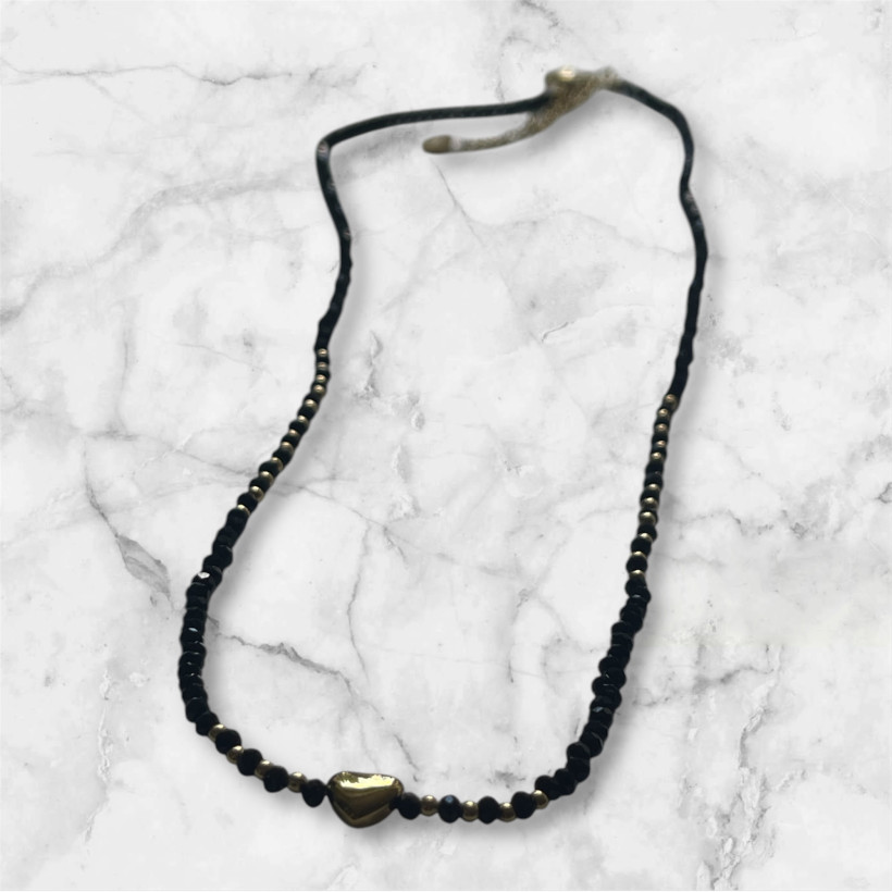 Celebrytka czarne koraliki małe serduszko