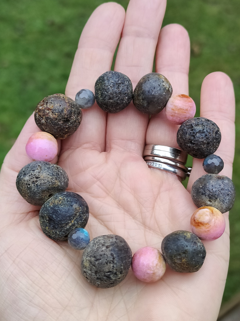 Surowy bursztyn z akcentem różu bransoletka B290