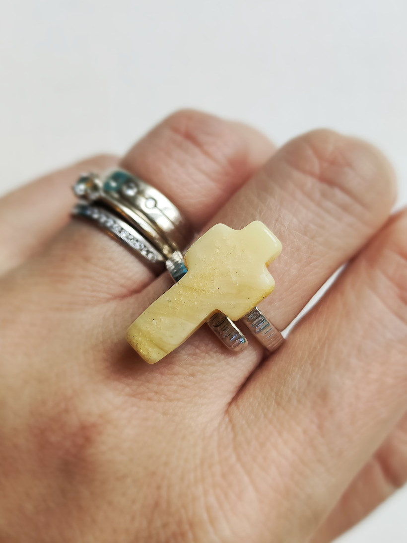 Mleczny bursztyn w kształcie krzyża - pierścionek P98