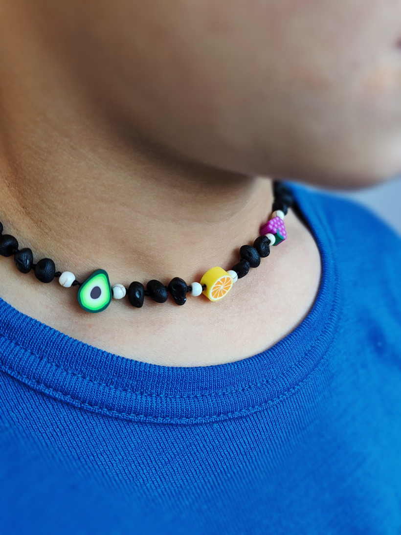 Naszyjnik "bejbiś" czarny bursztyn z owocami N40