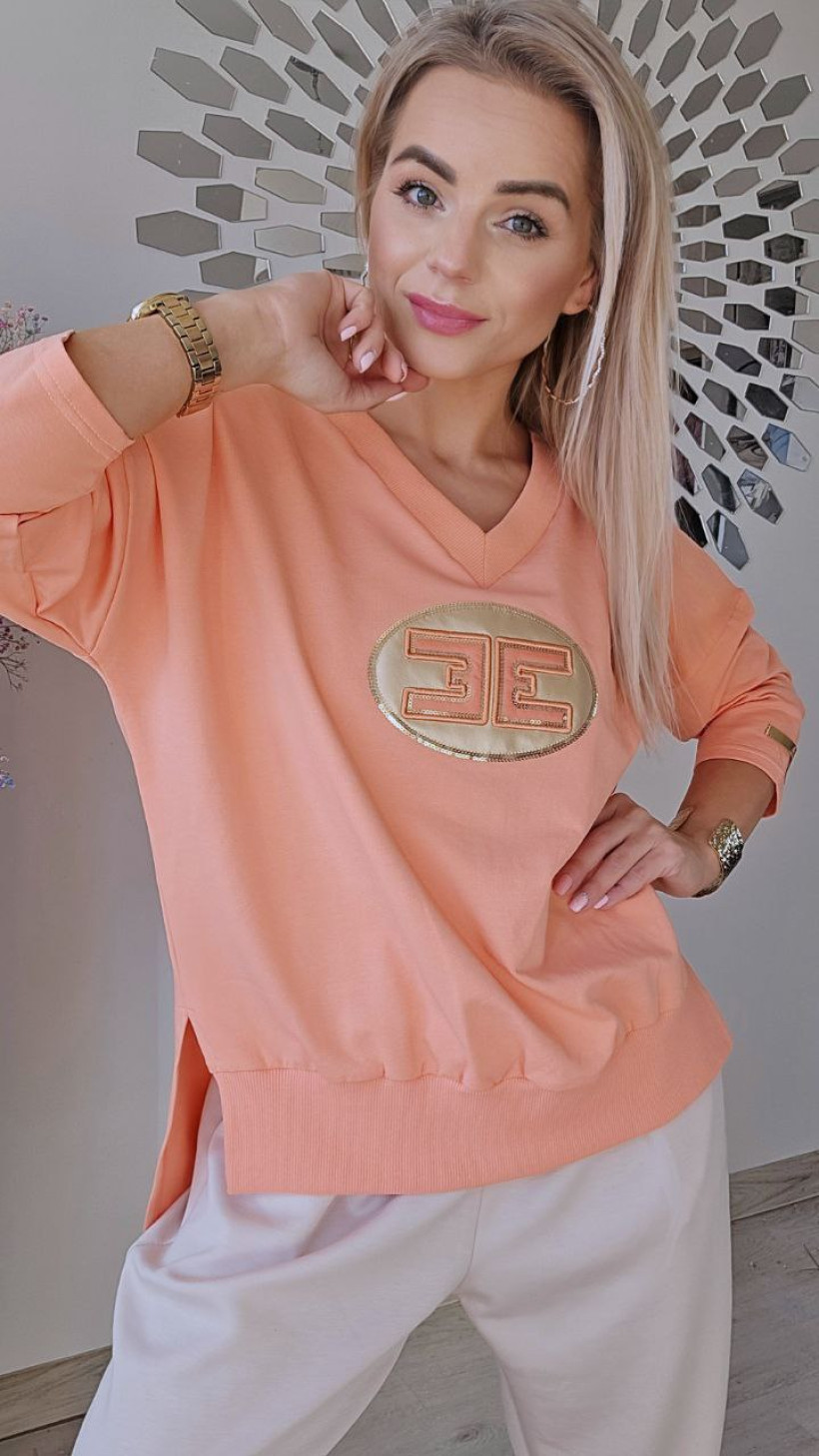 bluza kolor morelowy rękaw 3/4 zlota aplikacja ala Elizabetka dekolt serek przód krotszy tył dłuższy rozcięcia po bokach