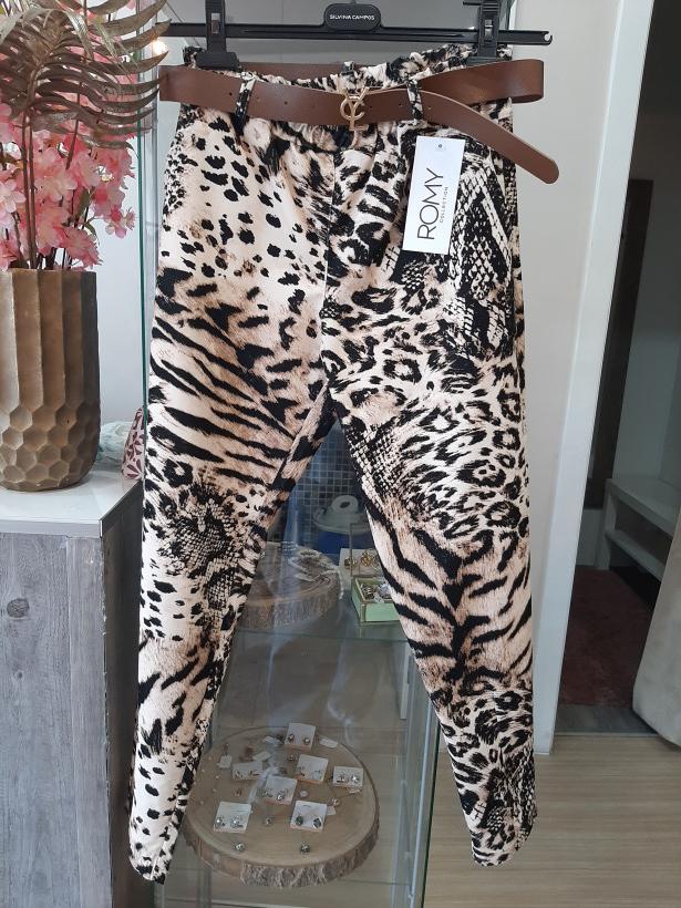 Calças com padrão de leopardo