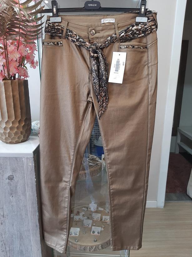 Calcas castanhas douradas