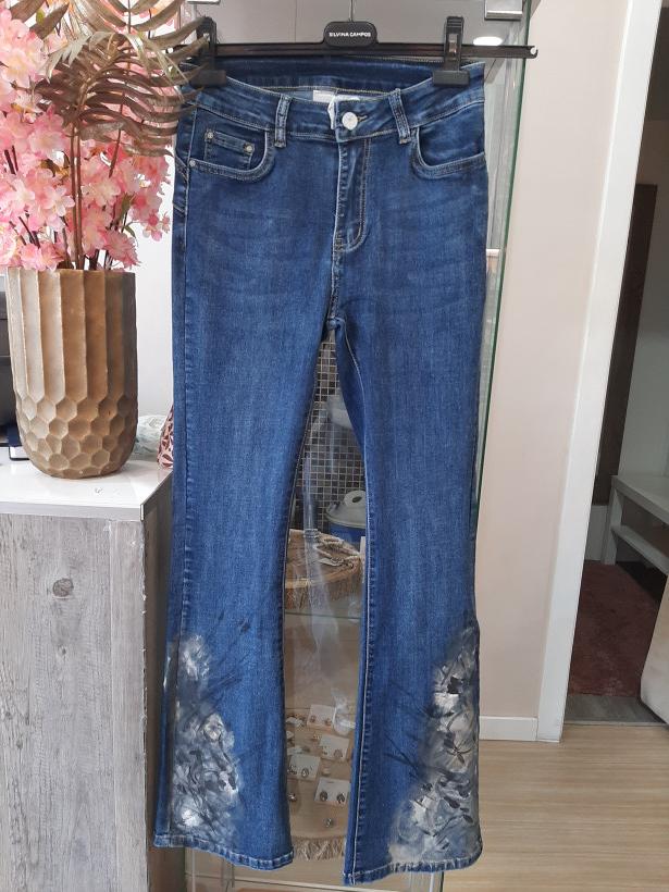 Calças de ganga à boca de sino estampada