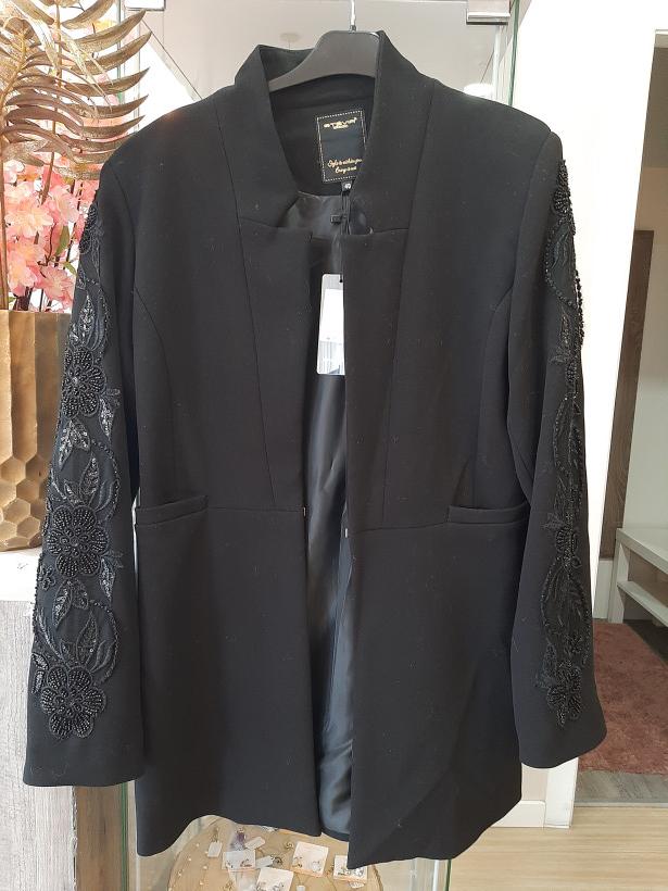 Casaco preto com bordados na manga