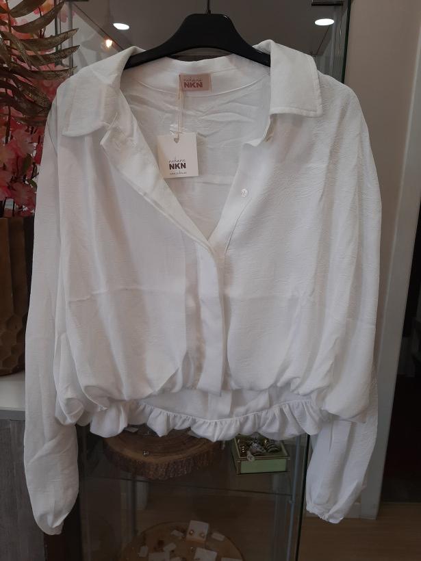 Camisa branca com detalhes de renda