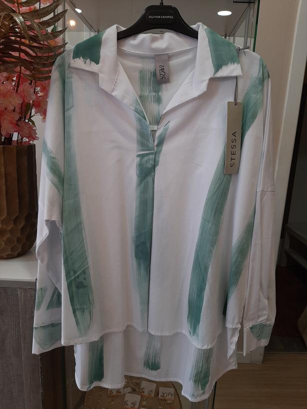 Camisa branca com riscas verde água