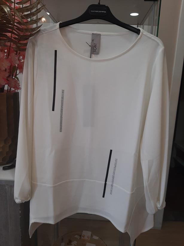 Camisola branca com risca pretas e brilhantes