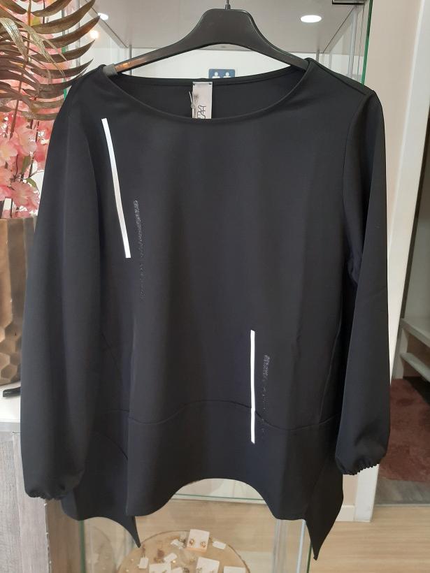 Camisola preta com risca brancas e brilhantes