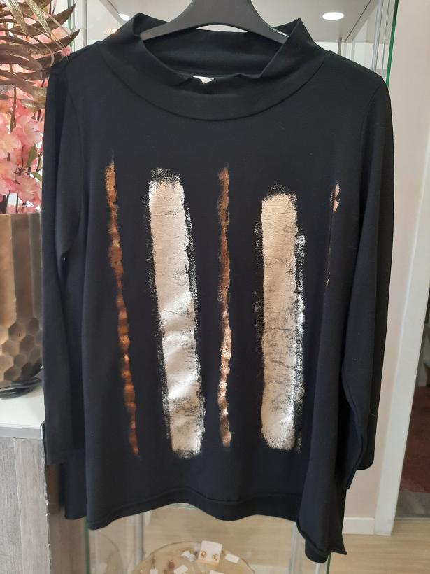 Camisola preta com detalhes dourados