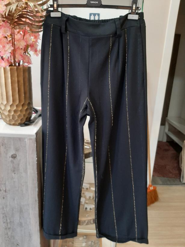 Calças pretas com riscas amarelo torrado