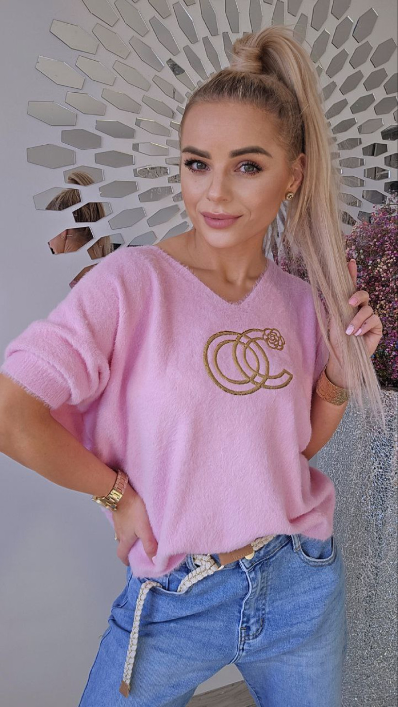 sweterek alpaka krótki rękaw dekolt serek złota aplikacja OC z kwiatuszkiem kolor cukierkowy róz