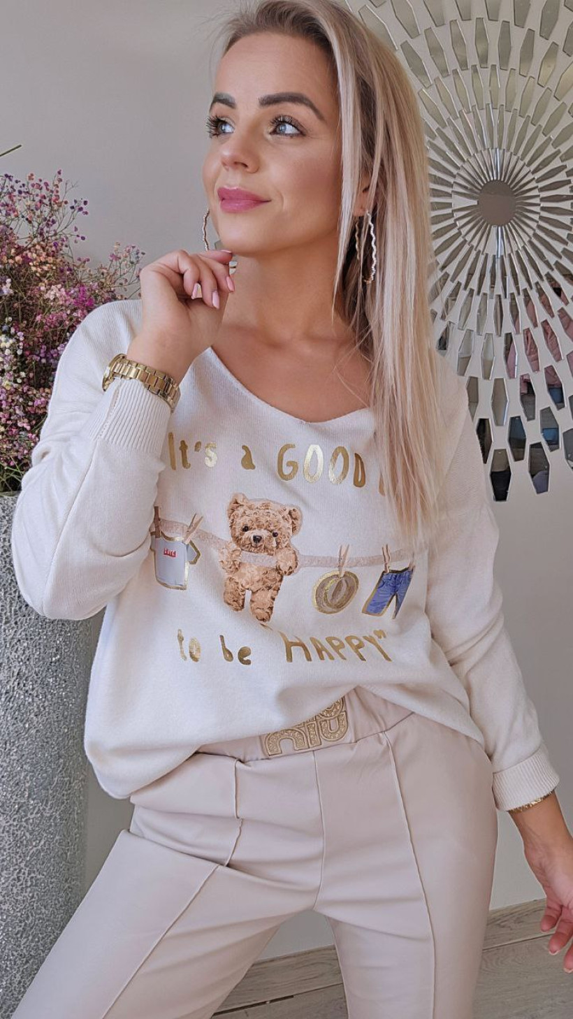 sweterek z misiem wiszącym na sznurku /złote napisy/dekolt serek/kolor beżowy