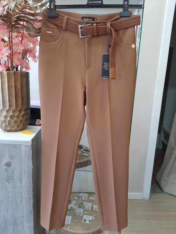 Calças castanhas com sinto e detalhes a dourado