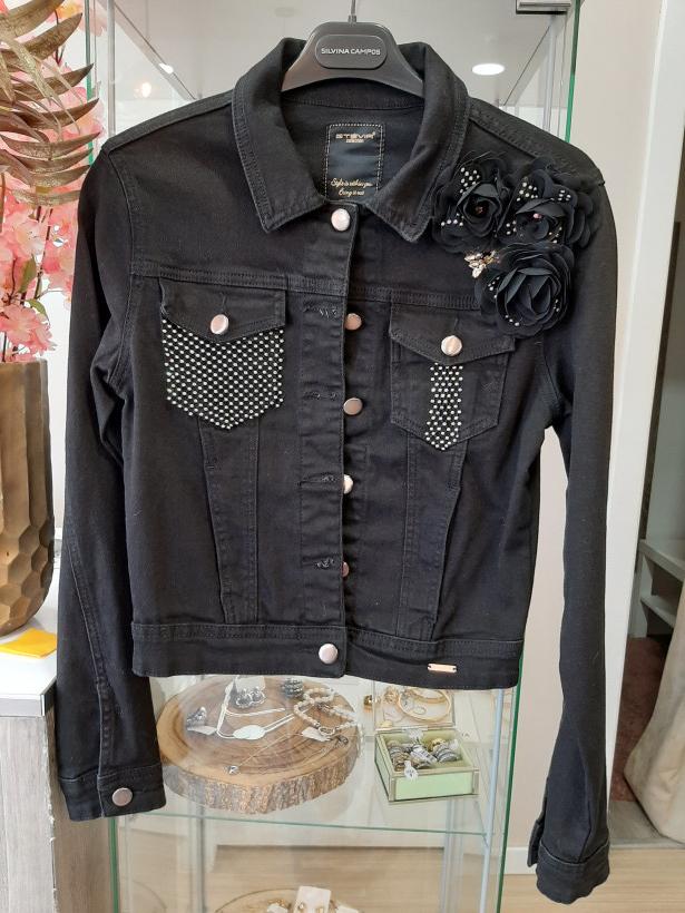 Casaco de ganga preto com flores no ombro