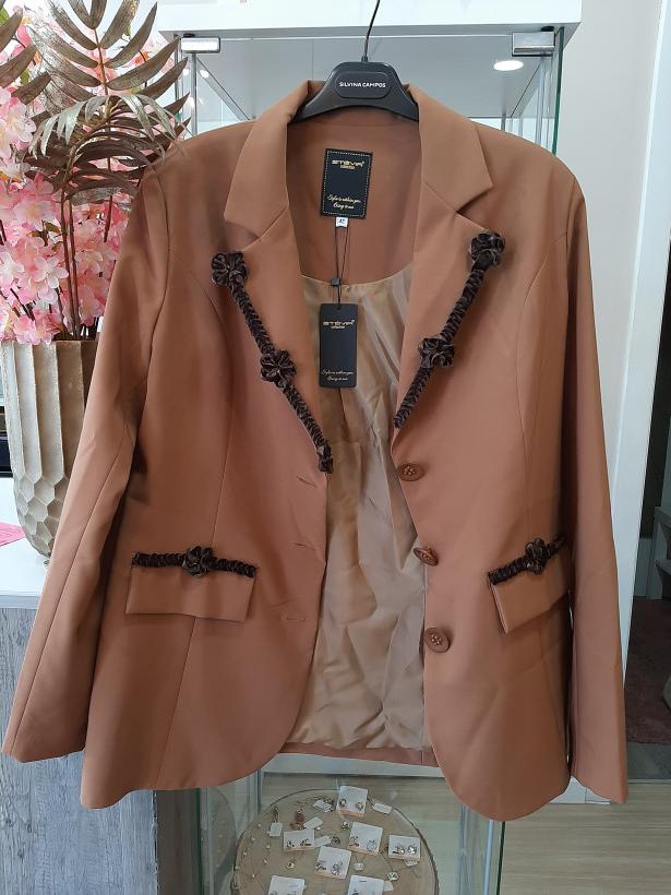 Casaco castanho com detalhes a castanho escuro