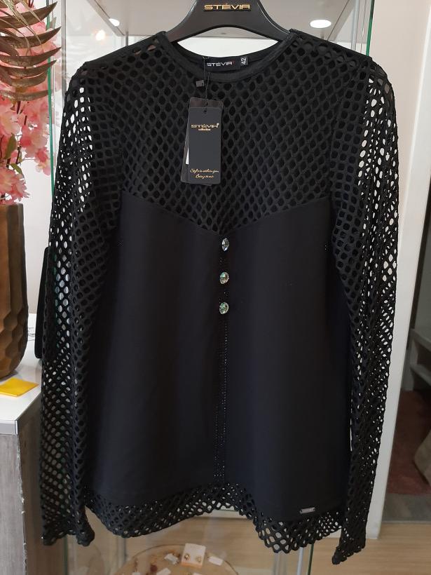 Blusa preta com mangas em rede