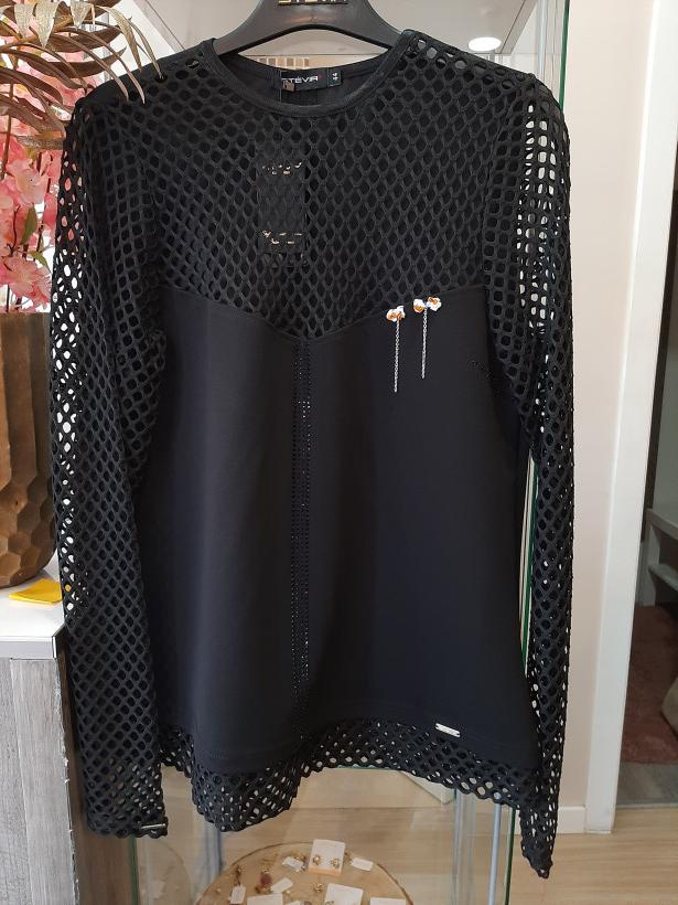 Blusa preta com mangas em rede e com umas pequenas flores