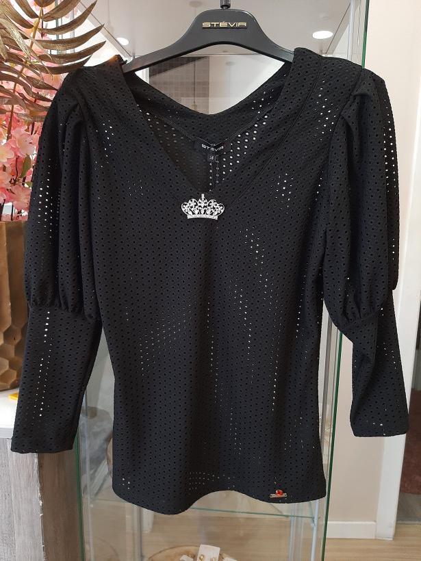 Blusa preta com mangas em balão