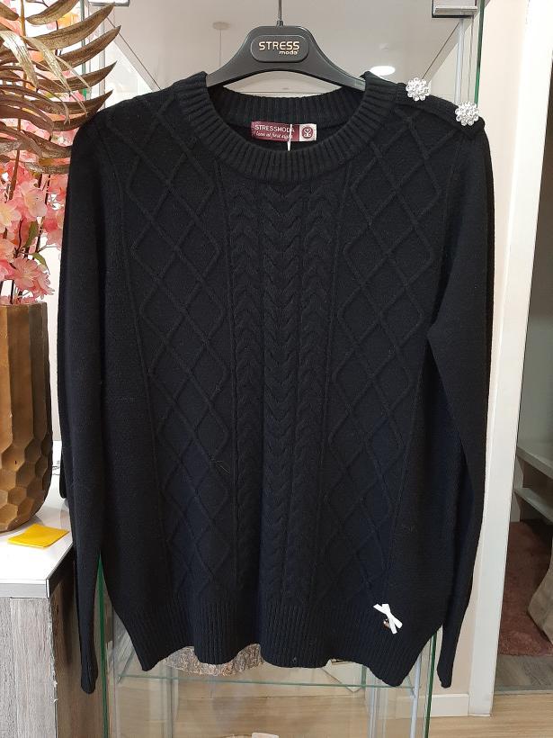 Camisola preta com detalhes no ombro