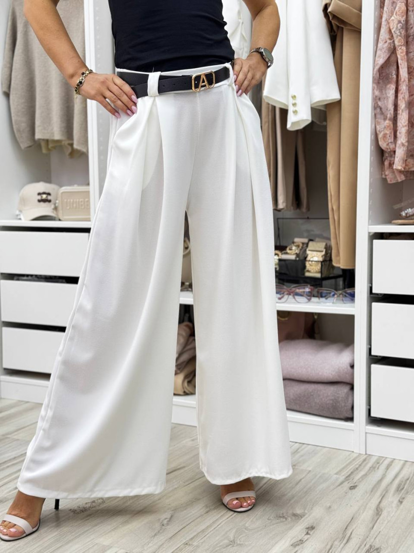 spodnie materiałowe szerokie /z kieszeniami/ z czarnym paskiem ze złotą klamrą/kolor śmietanka