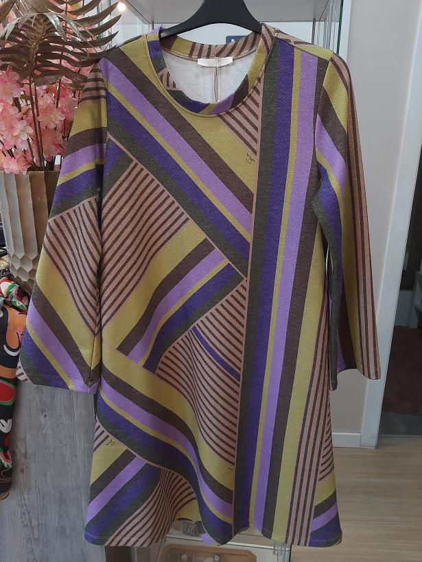 Vestido reto com tons de verdes e roxos