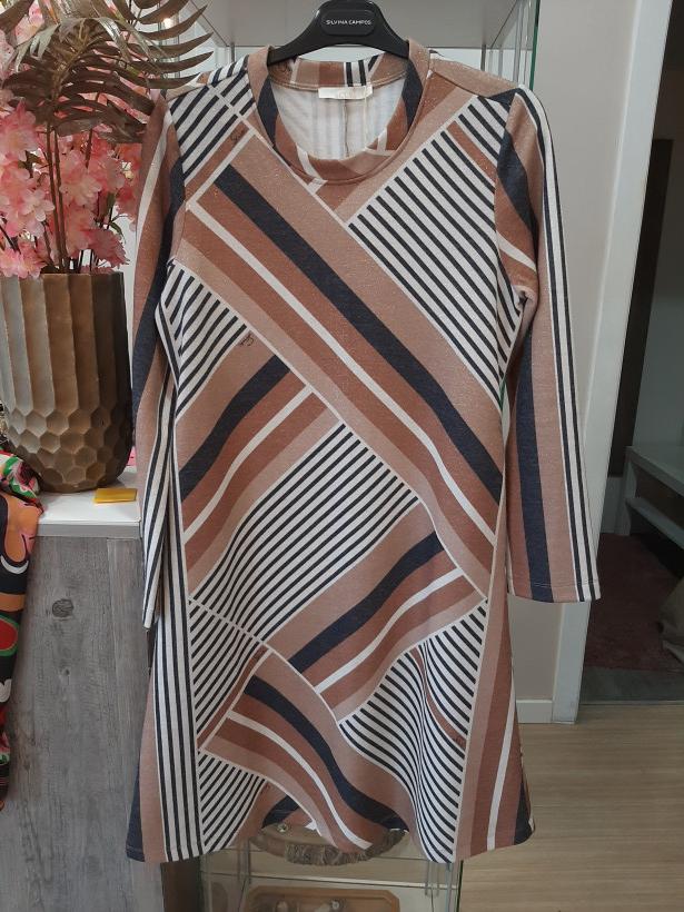 Vestido reto com tons de castanho