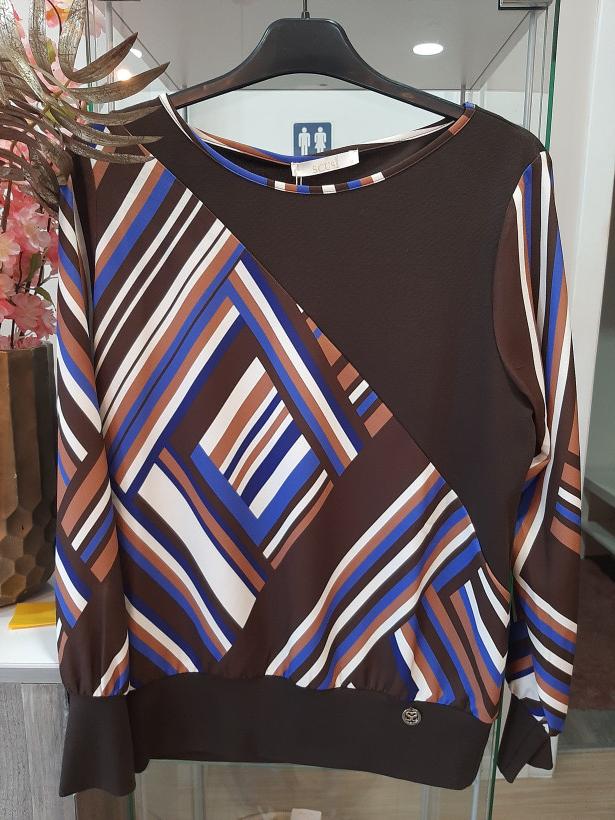 Blusa com manga em tons de castanho e azul