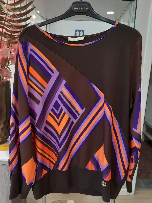 Blusa com manga em tons de roxo e laranja