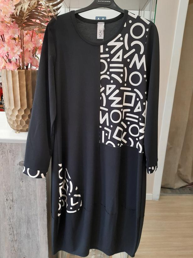 Vestido preto com letras