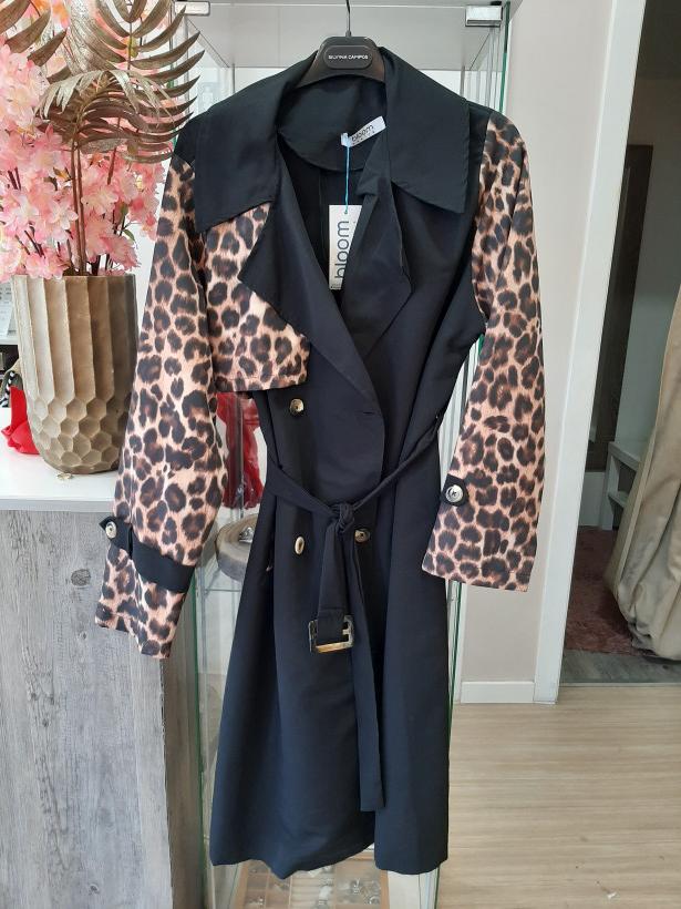 Casaco preto com mangas de leopardo