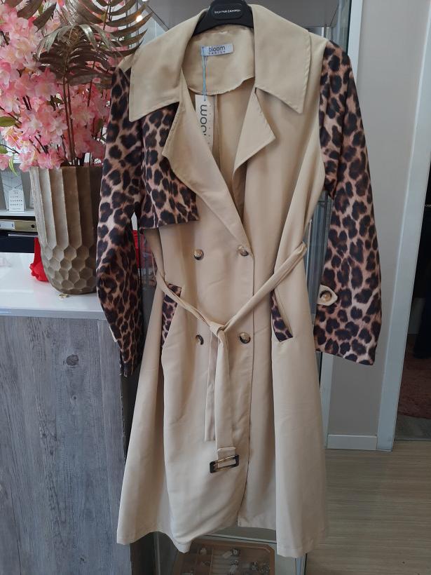 Casaco bege com mangas de leopardo