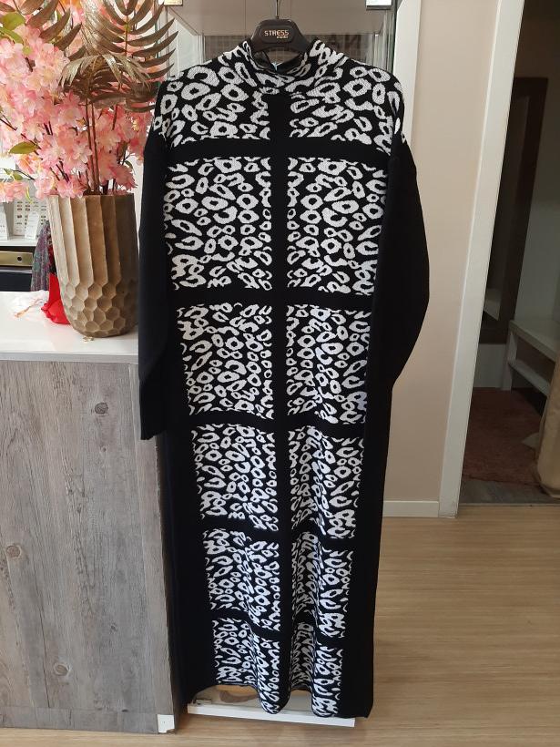 Vestido preto com padrão de leopardo a branco