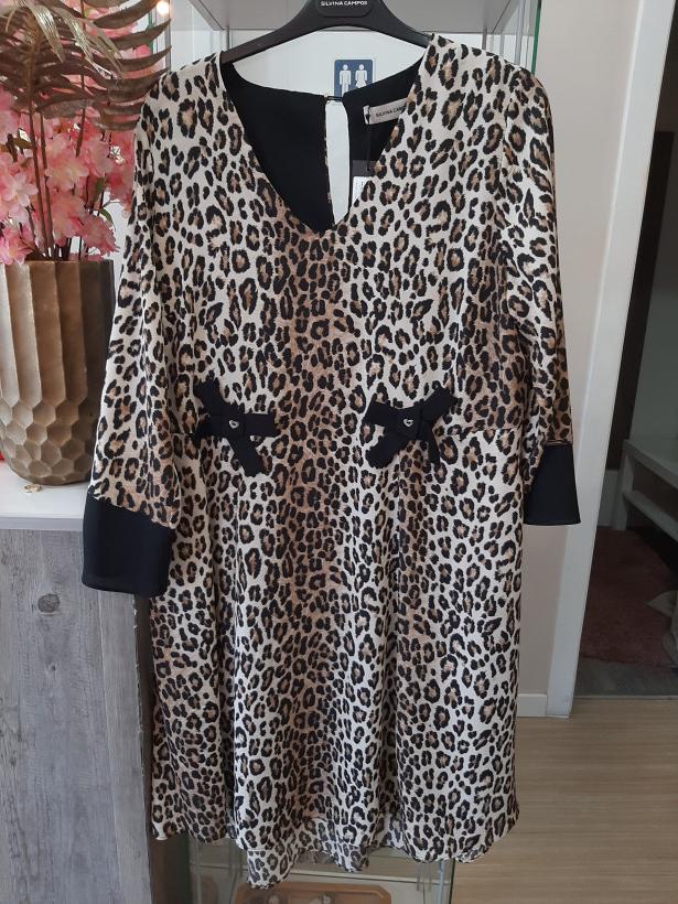 Vestido com padrão de leopardo e laços pretos