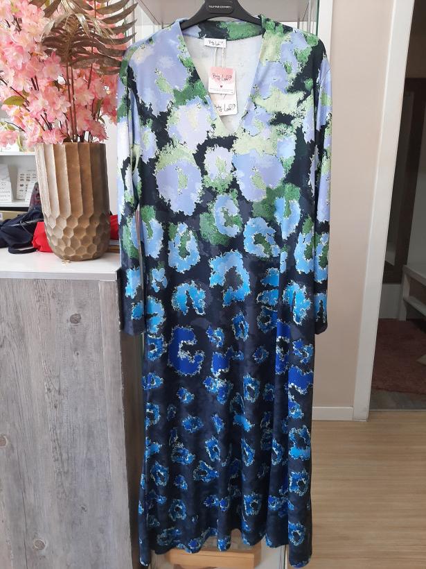 Vestido estampado com tons de azul e verde